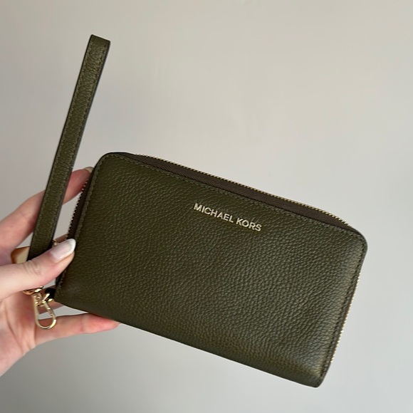 Michael Kors Forest Green Wristlet - Picture 1 of 2